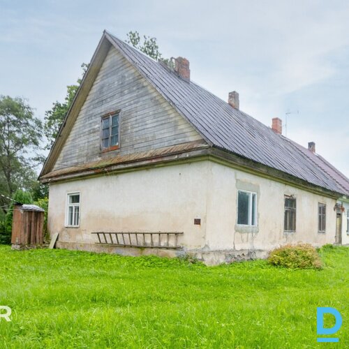 Pārdošanā puse no mājas - 5 istabu dzīvoklis ar 5500 m² zemes gabalu.Plānojuma a