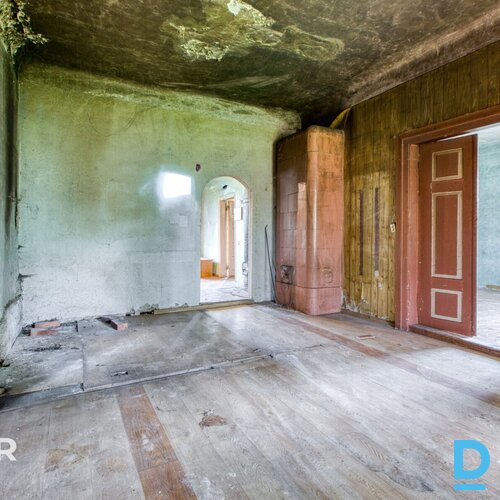 Pārdošanā puse no mājas - 5 istabu dzīvoklis ar 5500 m² zemes gabalu.Plānojuma a