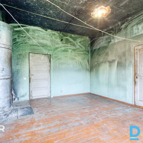 Pārdošanā puse no mājas - 5 istabu dzīvoklis ar 5500 m² zemes gabalu.Plānojuma a