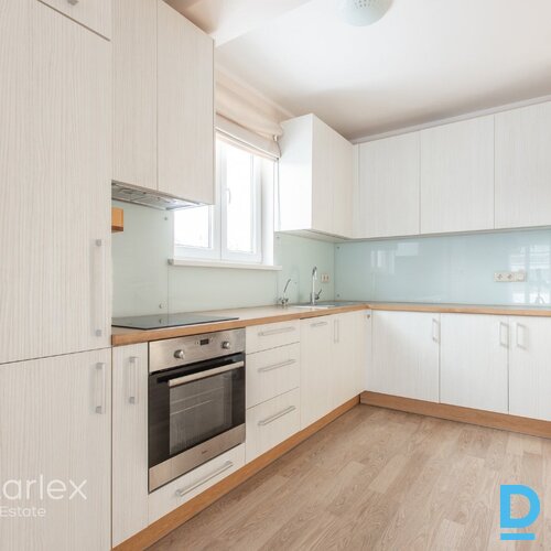 Mājīga ģimenes māja ar visu nepieciešamo. Vai meklējat mājīgu un ērtu dzīvesvietu ģimenei ar divām guļamistabām? Ja tā, tad “A” tipa mājas ir tieši Jums! Šīs mājas ir aprīkotas ar visu nepieciešamo, lai Jūs varētu uzreiz sākt dzīvot