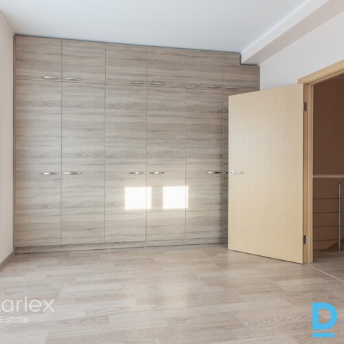 Mājīga ģimenes māja ar visu nepieciešamo. Vai meklējat mājīgu un ērtu dzīvesvietu ģimenei ar divām guļamistabām? Ja tā, tad “A” tipa mājas ir tieši Jums! Šīs mājas ir aprīkotas ar visu nepieciešamo, lai Jūs varētu uzreiz sākt dzīvot