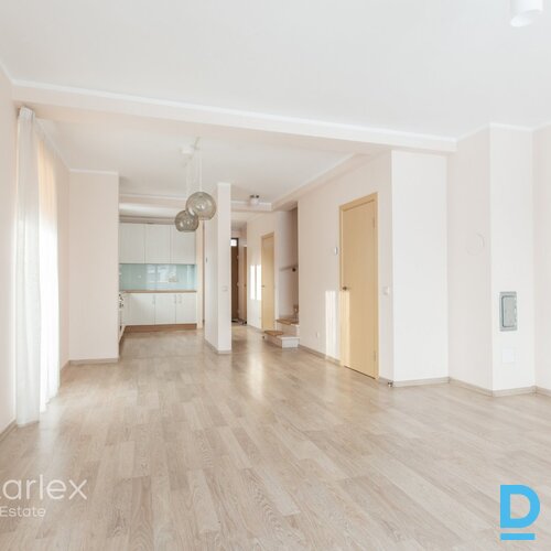 Mājīga ģimenes māja ar visu nepieciešamo. Vai meklējat mājīgu un ērtu dzīvesvietu ģimenei ar divām guļamistabām? Ja tā, tad “A” tipa mājas ir tieši Jums! Šīs mājas ir aprīkotas ar visu nepieciešamo, lai Jūs varētu uzreiz sākt dzīvot