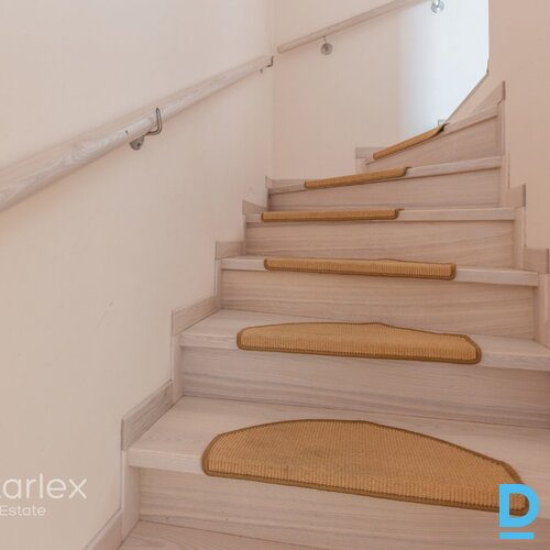 Mājīga ģimenes māja ar visu nepieciešamo. Vai meklējat mājīgu un ērtu dzīvesvietu ģimenei ar divām guļamistabām? Ja tā, tad “A” tipa mājas ir tieši Jums! Šīs mājas ir aprīkotas ar visu nepieciešamo, lai Jūs varētu uzreiz sākt dzīvot