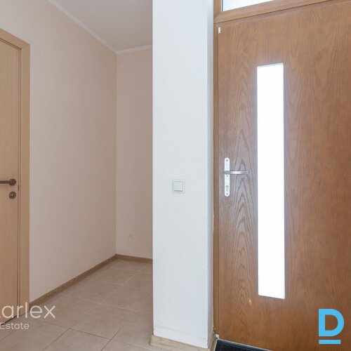 Mājīga ģimenes māja ar visu nepieciešamo. Vai meklējat mājīgu un ērtu dzīvesvietu ģimenei ar divām guļamistabām? Ja tā, tad “A” tipa mājas ir tieši Jums! Šīs mājas ir aprīkotas ar visu nepieciešamo, lai Jūs varētu uzreiz sākt dzīvot