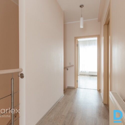 Mājīga ģimenes māja ar visu nepieciešamo. Vai meklējat mājīgu un ērtu dzīvesvietu ģimenei ar divām guļamistabām? Ja tā, tad “A” tipa mājas ir tieši Jums! Šīs mājas ir aprīkotas ar visu nepieciešamo, lai Jūs varētu uzreiz sākt dzīvot