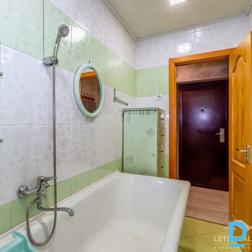 2 istabu dzīvoklis, Zemgaļu iela 21, Teika, Rīga, Latvija.