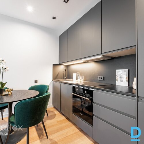 Trīs istabu dzīvoklis ar balkonu zaļā Baložu apkārtnē Pārdošanā pilnas apdares 3 istabu dzīvoklis jaunā trīs stāvu mājā Baložos, Kr