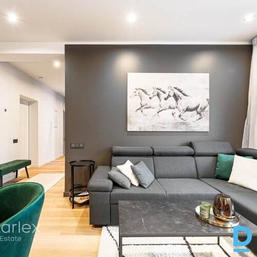 Trīs istabu dzīvoklis ar balkonu zaļā Baložu apkārtnē Pārdošanā pilnas apdares 3 istabu dzīvoklis jaunā trīs stāvu mājā Baložos, Kr