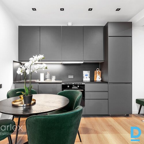 Trīs istabu dzīvoklis ar balkonu zaļā Baložu apkārtnē Pārdošanā pilnas apdares 3 istabu dzīvoklis jaunā trīs stāvu mājā Baložos, Kr