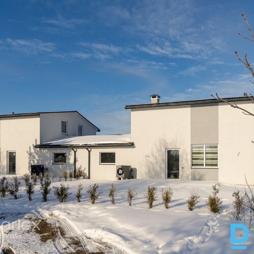 Iespējams iegādāties jaunu, elegantu dvīņu māju Krogsilā, ar pilnu iekšējo apdari un ļoti ekonomisku apkuri