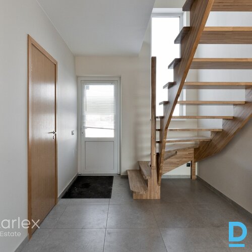 Iespējams iegādāties jaunu, elegantu dvīņu māju Krogsilā, ar pilnu iekšējo apdari un ļoti ekonomisku apkuri