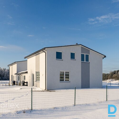 Iespējams iegādāties jaunu, elegantu dvīņu māju Krogsilā, ar pilnu iekšējo apdari un ļoti ekonomisku apkuri