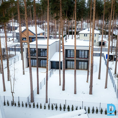 Pārdod dzīvokli Dzintaru iela 4