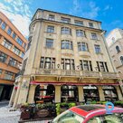 Gaišs birojs ar plašiem logiem Vecrīgā