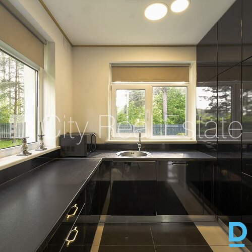 Pārdod māju Jūrmalā