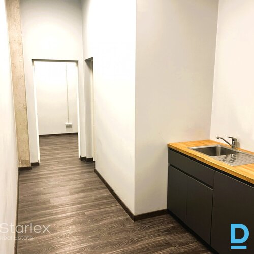 B klases biroja ēkā Red line tiek iznomātas telpas 1. stāvā