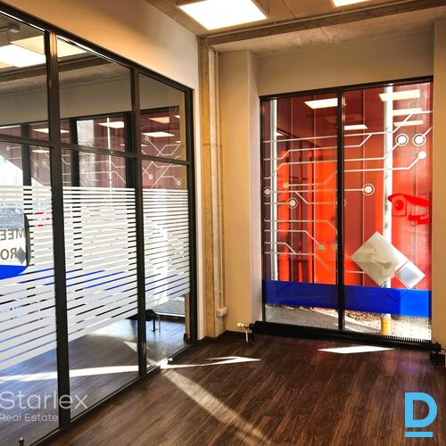 B klases biroja ēkā Red line tiek iznomātas telpas 1. stāvā