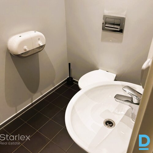 B klases biroja ēkā Red line tiek iznomātas telpas 1. stāvā