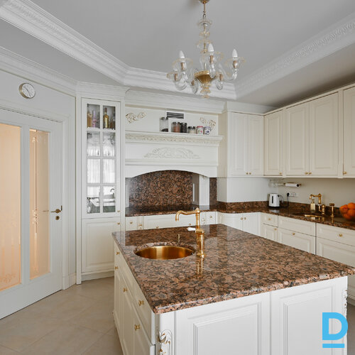 Pārdod māju Kadiķu iela 1