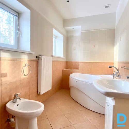 Pārdod mājas Sakaru iela 15