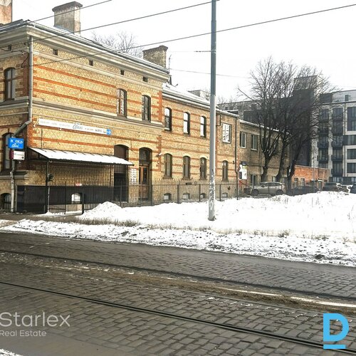 Renovētajā tipa plānojumā 2. stāvā tiek iznomātas pilnībā labiekārtotas ofisa telpas 70m²