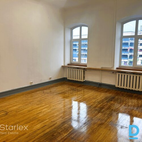 Renovētajā tipa plānojumā 2. stāvā tiek iznomātas pilnībā labiekārtotas ofisa telpas 70m²