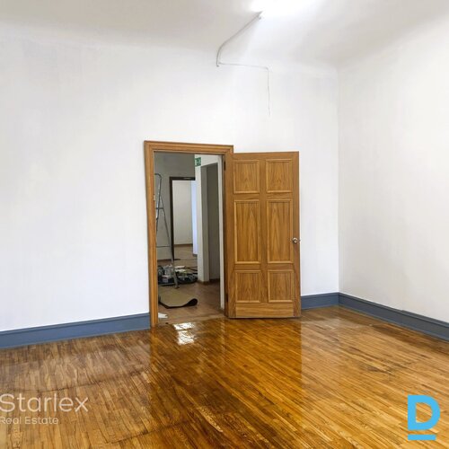 Renovētajā tipa plānojumā 2. stāvā tiek iznomātas pilnībā labiekārtotas ofisa telpas 70m²