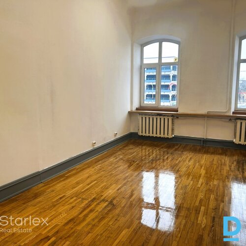 Renovētajā tipa plānojumā 2. stāvā tiek iznomātas pilnībā labiekārtotas ofisa telpas 70m²