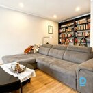 Светлая трехкомнатная квартира площадью 63 м² в отреставрированном здании в центре Кекавы.