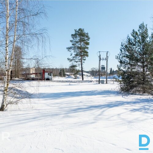 Pārdošanā līdzens 1.01 ha zemes gabals komercapbūvei Mārupē.Zeme atrodas Darījum