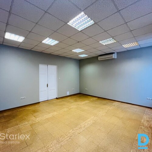 Birojs ar izlietni Rīgas centrā pretī Mākslas akadēmijai