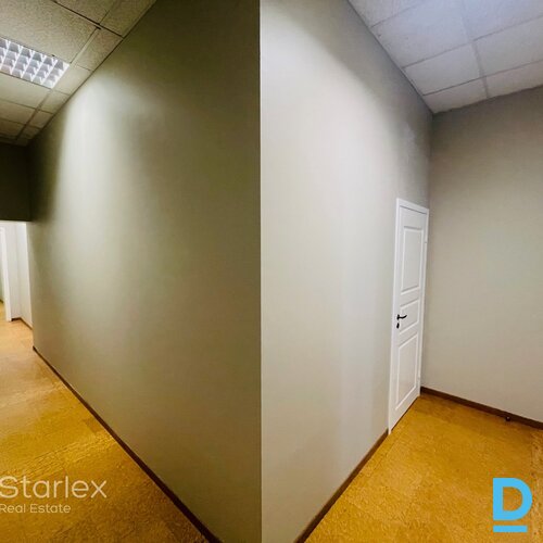 Birojs ar izlietni Rīgas centrā pretī Mākslas akadēmijai