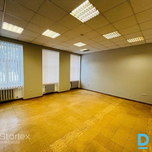 Birojs ar izlietni Rīgas centrā pretī Mākslas akadēmijai