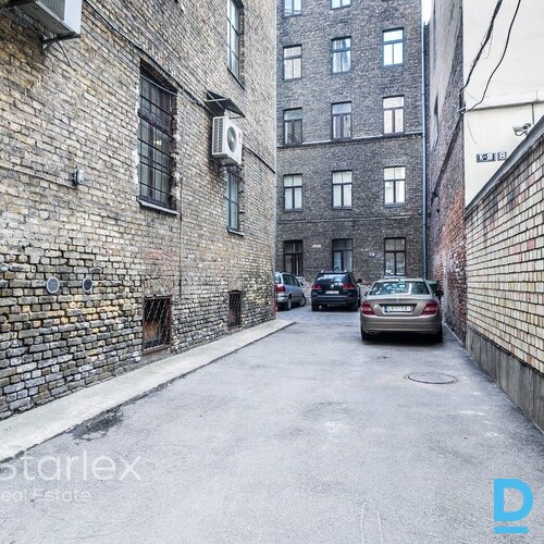 Birojs ar izlietni Rīgas centrā pretī Mākslas akadēmijai