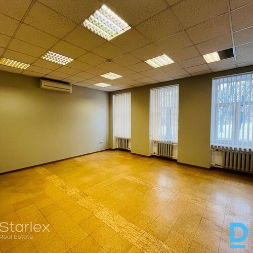 Birojs ar izlietni Rīgas centrā pretī Mākslas akadēmijai