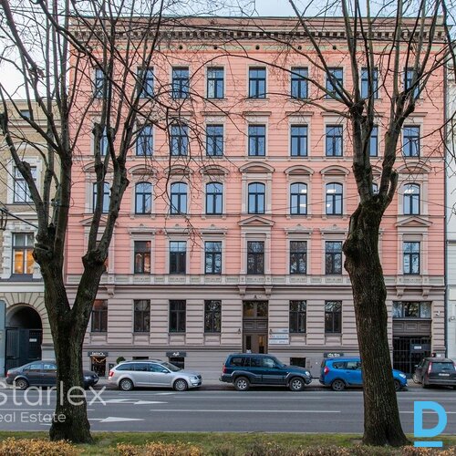 Birojs ar izlietni Rīgas centrā pretī Mākslas akadēmijai