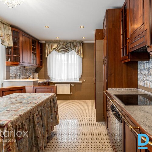 Pārdodas unikāls īpašumu tieši pie Daugavas krasta, ideāls risinājums lielām ģimenēm, kas vēlas dzīvot blakus vai kopā, bet tajā pašā laikā būt katram zem sava jumta