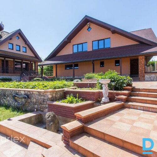 Pārdodas unikāls īpašumu tieši pie Daugavas krasta, ideāls risinājums lielām ģimenēm, kas vēlas dzīvot blakus vai kopā, bet tajā pašā laikā būt katram zem sava jumta