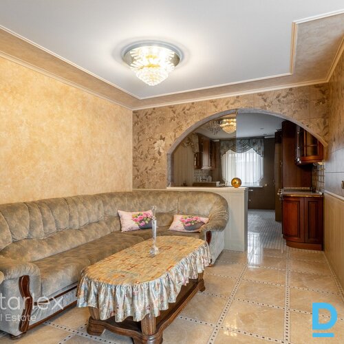 Pārdodas unikāls īpašumu tieši pie Daugavas krasta, ideāls risinājums lielām ģimenēm, kas vēlas dzīvot blakus vai kopā, bet tajā pašā laikā būt katram zem sava jumta