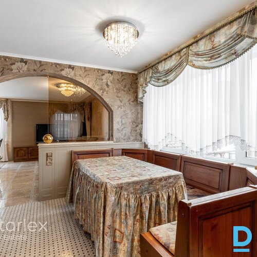 Pārdodas unikāls īpašumu tieši pie Daugavas krasta, ideāls risinājums lielām ģimenēm, kas vēlas dzīvot blakus vai kopā, bet tajā pašā laikā būt katram zem sava jumta