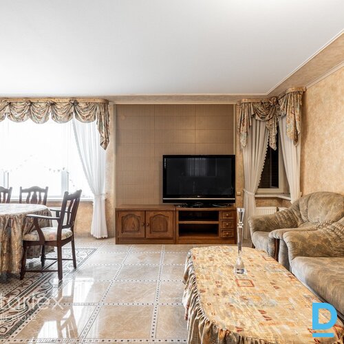 Pārdodas unikāls īpašumu tieši pie Daugavas krasta, ideāls risinājums lielām ģimenēm, kas vēlas dzīvot blakus vai kopā, bet tajā pašā laikā būt katram zem sava jumta