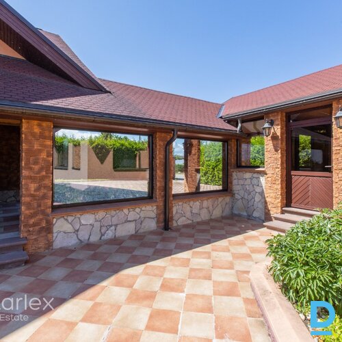 Pārdodas unikāls īpašumu tieši pie Daugavas krasta, ideāls risinājums lielām ģimenēm, kas vēlas dzīvot blakus vai kopā, bet tajā pašā laikā būt katram zem sava jumta