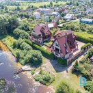 Pārdodas unikāls īpašumu tieši pie Daugavas krasta, ideāls risinājums lielām ģimenēm, kas vēlas dzīvot blakus vai kopā, bet tajā pašā laikā būt katram zem sava jumta