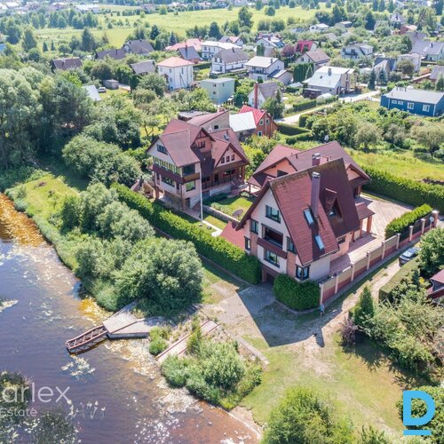 Pārdodas unikāls īpašumu tieši pie Daugavas krasta, ideāls risinājums lielām ģimenēm, kas vēlas dzīvot blakus vai kopā, bet tajā pašā laikā būt katram zem sava jumta