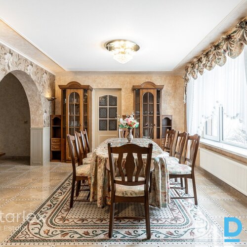 Pārdodas unikāls īpašumu tieši pie Daugavas krasta, ideāls risinājums lielām ģimenēm, kas vēlas dzīvot blakus vai kopā, bet tajā pašā laikā būt katram zem sava jumta