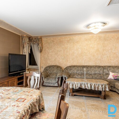 Pārdodas unikāls īpašumu tieši pie Daugavas krasta, ideāls risinājums lielām ģimenēm, kas vēlas dzīvot blakus vai kopā, bet tajā pašā laikā būt katram zem sava jumta