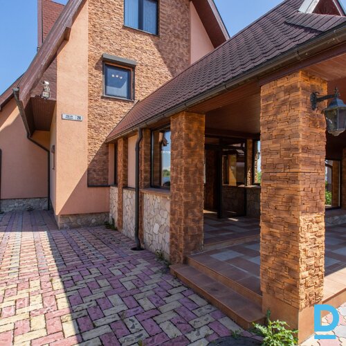 Pārdodas unikāls īpašumu tieši pie Daugavas krasta, ideāls risinājums lielām ģimenēm, kas vēlas dzīvot blakus vai kopā, bet tajā pašā laikā būt katram zem sava jumta