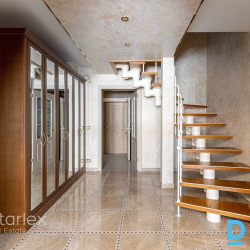 Pārdodas unikāls īpašumu tieši pie Daugavas krasta, ideāls risinājums lielām ģimenēm, kas vēlas dzīvot blakus vai kopā, bet tajā pašā laikā būt katram zem sava jumta