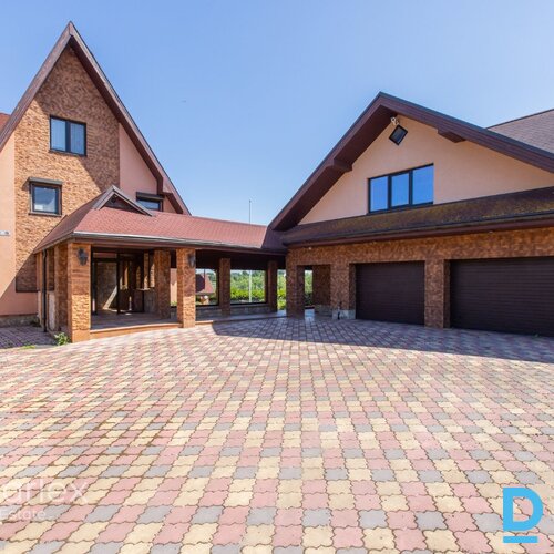 Pārdodas unikāls īpašumu tieši pie Daugavas krasta, ideāls risinājums lielām ģimenēm, kas vēlas dzīvot blakus vai kopā, bet tajā pašā laikā būt katram zem sava jumta