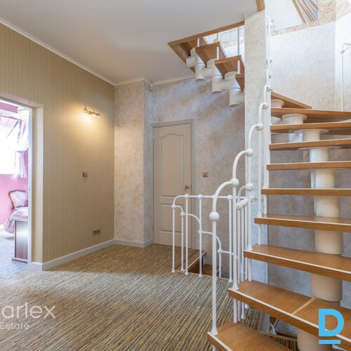 Pārdodas unikāls īpašumu tieši pie Daugavas krasta, ideāls risinājums lielām ģimenēm, kas vēlas dzīvot blakus vai kopā, bet tajā pašā laikā būt katram zem sava jumta